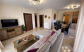 Spacious & Modern New Apartment